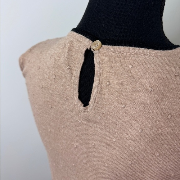 Elle Embossed Polka Dot Tan Short Sleeve Top (XS) - Picture 6 of 7